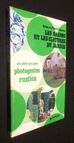 Les gazons et les clôtures du jardin