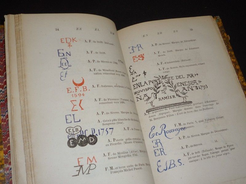 Dictionnaire des marques et monogrammes des faïences, poteries, grès, terre de pipe, terrecuite, porcelaine, etc.