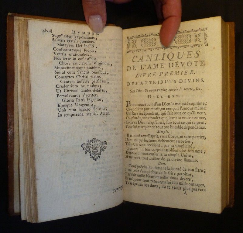 Cantiques de l'âme décote, divisés en XII livres, où l'on représente d'une manière nette et facile les principaux Mystères de la Foi, et les principales vertus de la Religion Chrétienne.