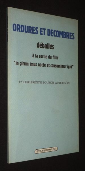 Ordures et décombres déballés à la sortie du film "In girum imus nocte et consumimur igni" par différentes sources autorisées