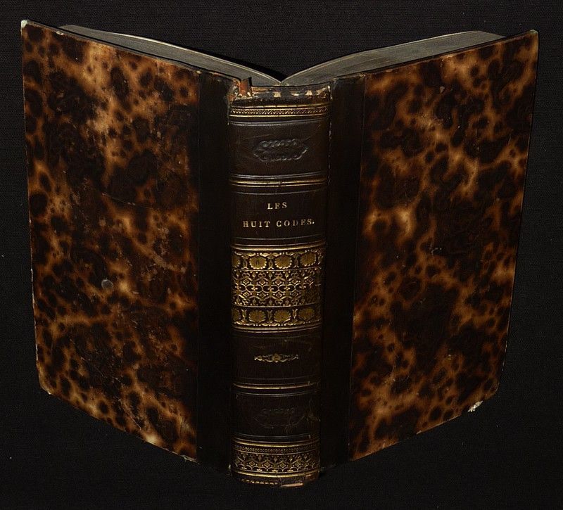 Les Huit Codes français, nouvelle édition conforme au texte officiel, et contenant les modifications faites aux divers codes depuis 1830 ; avec le tarif des frais et dépens en matière civile et criminelle, un appendice aux codes et une table analytiqu