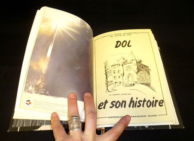 Recueil de 10 brochures sur la Bretagne (Localités, architecture religieuse ...)