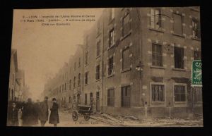 Carte postale ancienne : Lyon - Incendie de l'usine Rivoire et Carret (Côté rue Garibaldi)