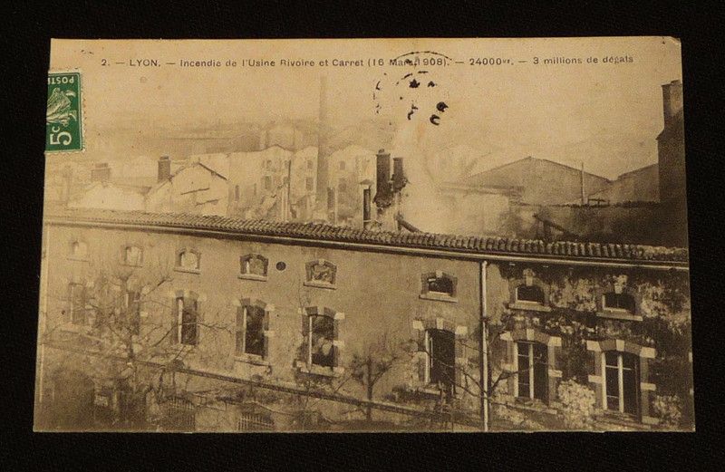 Carte postale ancienne : Lyon - Incendie de l'usine Rivoire et Carret