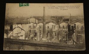 Carte postale ancienne : Lyon - Incendie de l'usine Rivoire et Carret (vue générale)