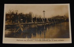 Carte postale ancienne : Les inondations de Paris, janvier 1910 - Esplanade des Invalides : Passerelle construite par le Génie militaire