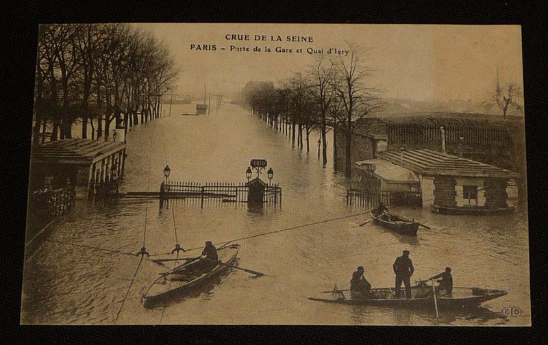 Carte postale ancienne : Crue de la Seine - Paris, porte de la Gare et Quai d'Ivry