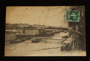 Carte postale ancienne : Lyon - La crue du Rhône (janvier 1910) - Bateaux amarrés au Quai de Retz