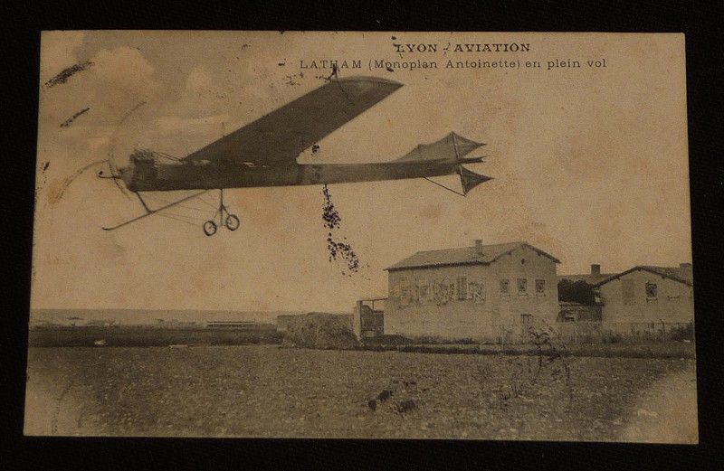 Carte postale ancienne : Lyon - Aviation - Latham (Monoplan Antoinette) en plein vol