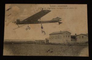 Carte postale ancienne : Lyon - Aviation - Latham (Monoplan Antoinette) en plein vol