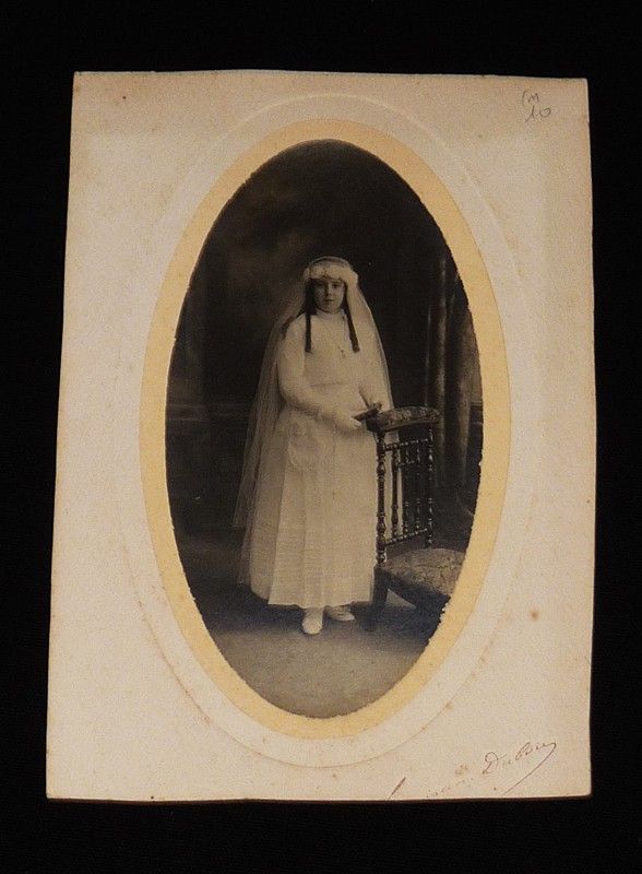 Photographie de jeune fille en tenue de cérémonie religieuse par A. Dubois, Dinan