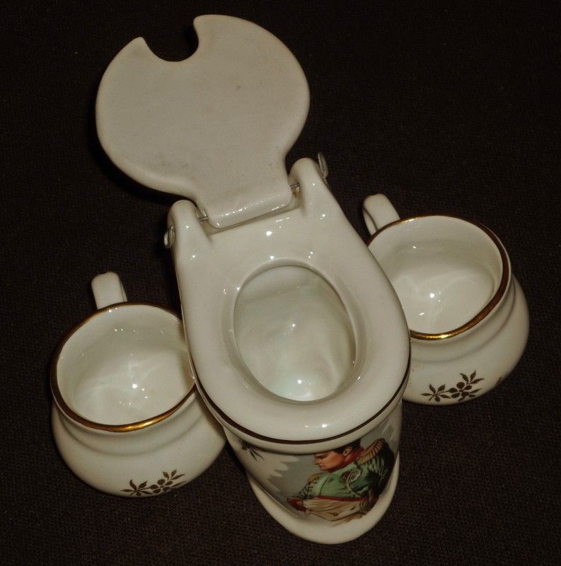 Objet décoratif : Cuvette de toilettes en porcelaine à l'effigie