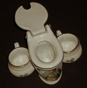 Objet décoratif : Cuvette de toilettes en porcelaine à l'effigie de Napoléon