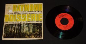 Raymond Boisserie, son accordéon et son grand orchestre : L'équipe à Jojo - Nos mots d'amour - Je suis grecque - Si douce à mon souvenir (vinyle 45T)