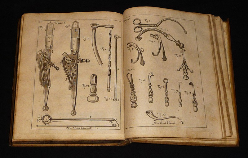 Wund-Artzneyisches Zeug-Hauß. In Zween Theil abgetheilt : Welches auß dem Lateinischen von dess Authoris Brudern Sohn Herrn Johann Schultes, reformirtem, verbessert, und an vilen Orten vermehrtem, auch mit 56 neuen, sehr nutzlichen Kupfferstücken gezierte