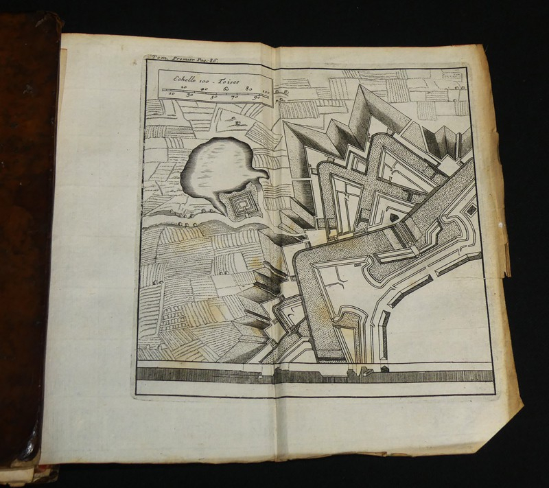 Véritable manière de fortifier de Mr de  Vauban, où l'on voit de quelle méthode on se sert aujourd'hui en France, pour la fortification des places