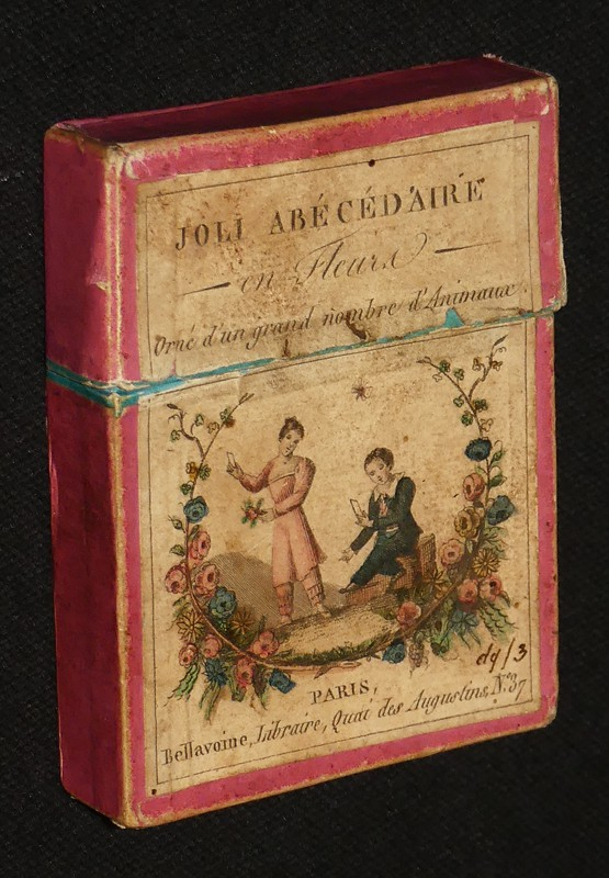 Joli abécédaire en fleur orné d'un grand nombre d'animaux et des mots les plus faciles à épeler.