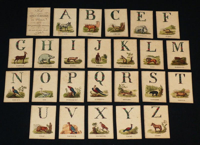 Joli abécédaire en fleur orné d'un grand nombre d'animaux et des mots les plus faciles à épeler.