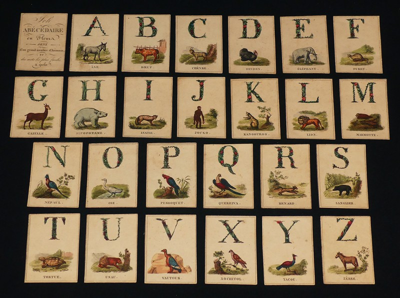Joli abécédaire en fleur orné d'un grand nombre d'animaux et des mots les plus faciles à épeler.