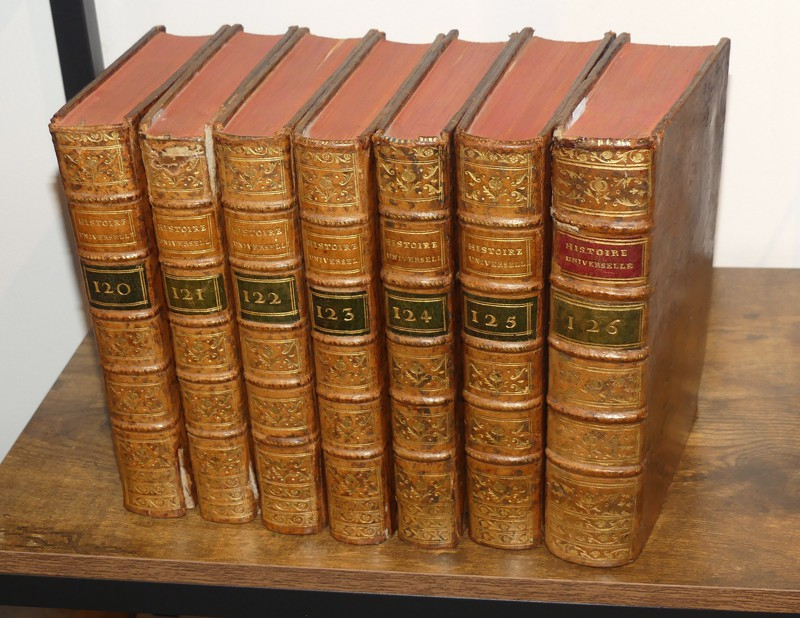 126 volumes - Histoire universelle depuis le commencement du monde jusqu'à présent ; composée en  Anglois par une société de Gens de Lettres; enrichie de figures et de cartes