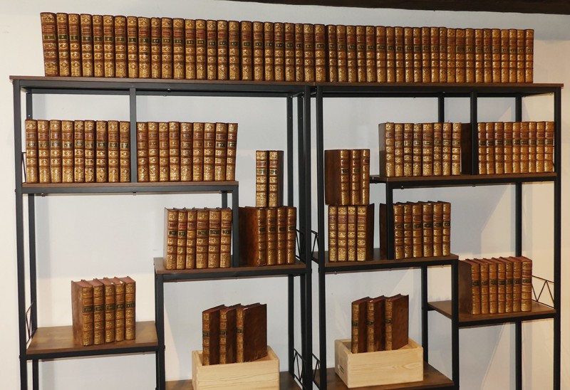 126 volumes - Histoire universelle depuis le commencement du monde jusqu'à présent ; composée en  Anglois par une société de Gens de Lettres; enrichie de figures et de cartes
