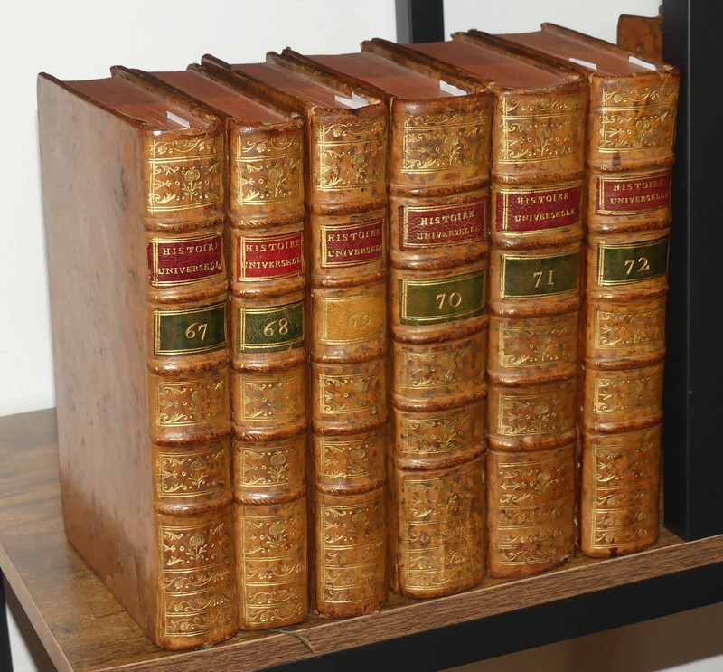 126 volumes - Histoire universelle depuis le commencement du monde jusqu'à présent ; composée en  Anglois par une société de Gens de Lettres; enrichie de figures et de cartes