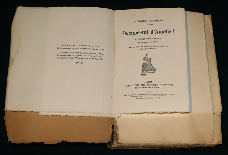 Occupe toi d'Amélie ! pièce en trois actes et quatre tableaux avec la mise en scène complète et conforme à la représentation.