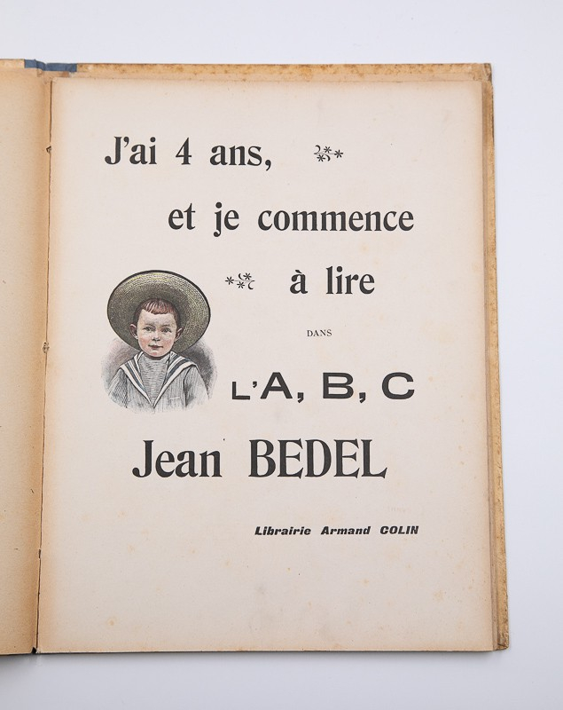 J'ai 4 ans et je commence à lire dans l'A, B, C